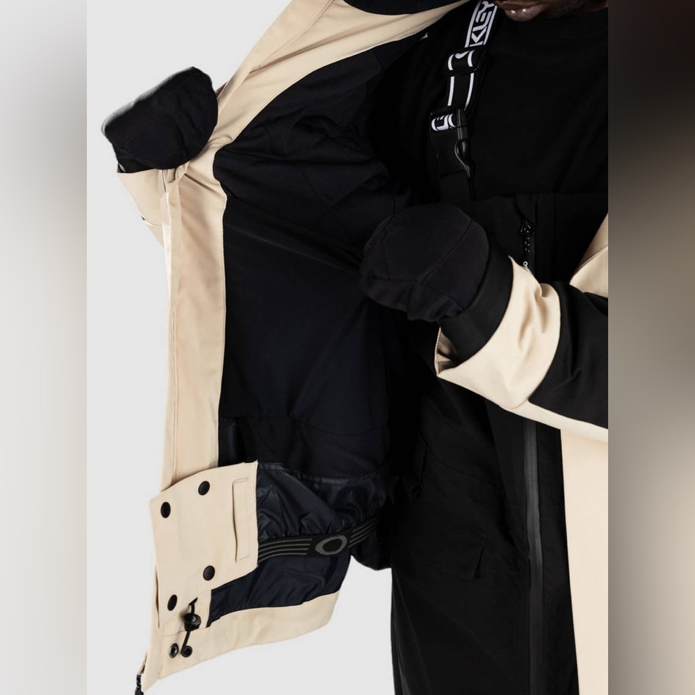 Oakley Men's Black and Cream Ski Jacket - Picture 5 of 14